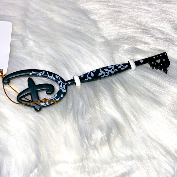 New Disney Store Opening Key Green Ivy Vine Evergreen Plastic Key Rare - Picture 1 of 7